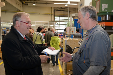 12 H.-J.-Ahlmann-a-Zdenek-Holos-pri-prohlidce-vyrobnich-prostor-ACO-Industries
